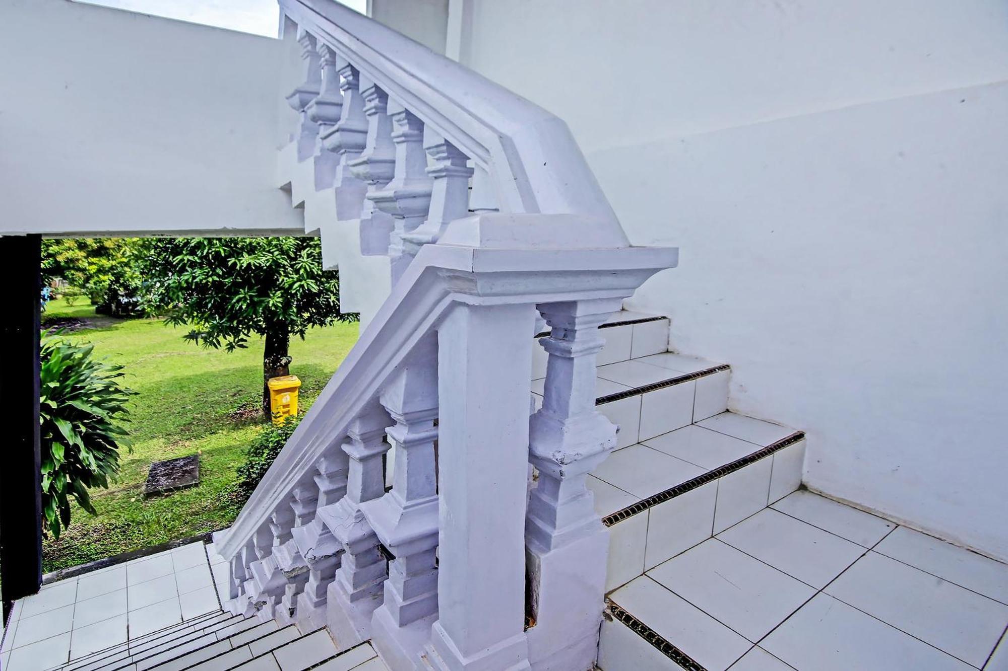 Oyo Life 91127 Wisma Sukajadi Syariah Perabumulih Exteriör bild