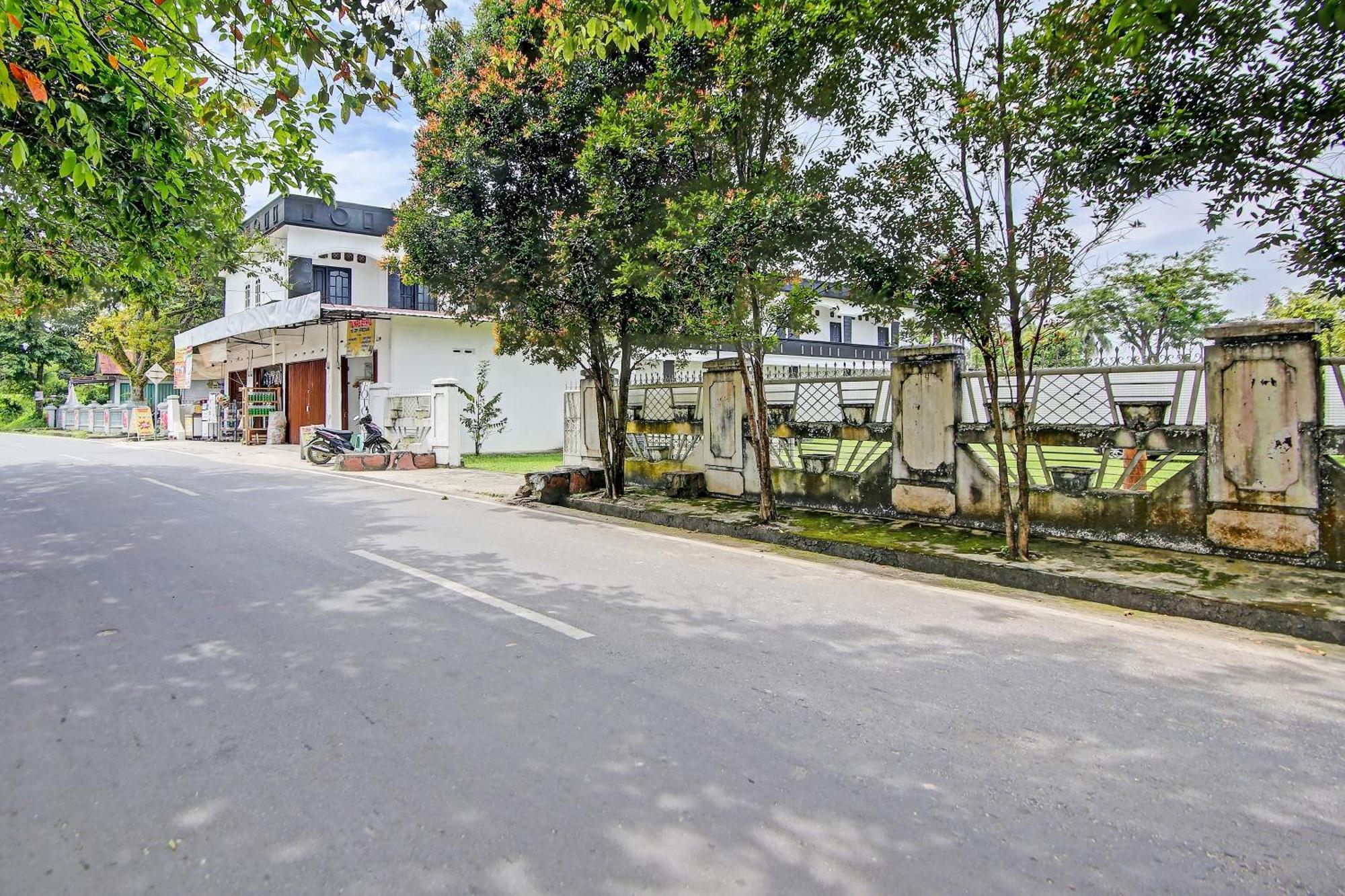 Oyo Life 91127 Wisma Sukajadi Syariah Perabumulih Exteriör bild