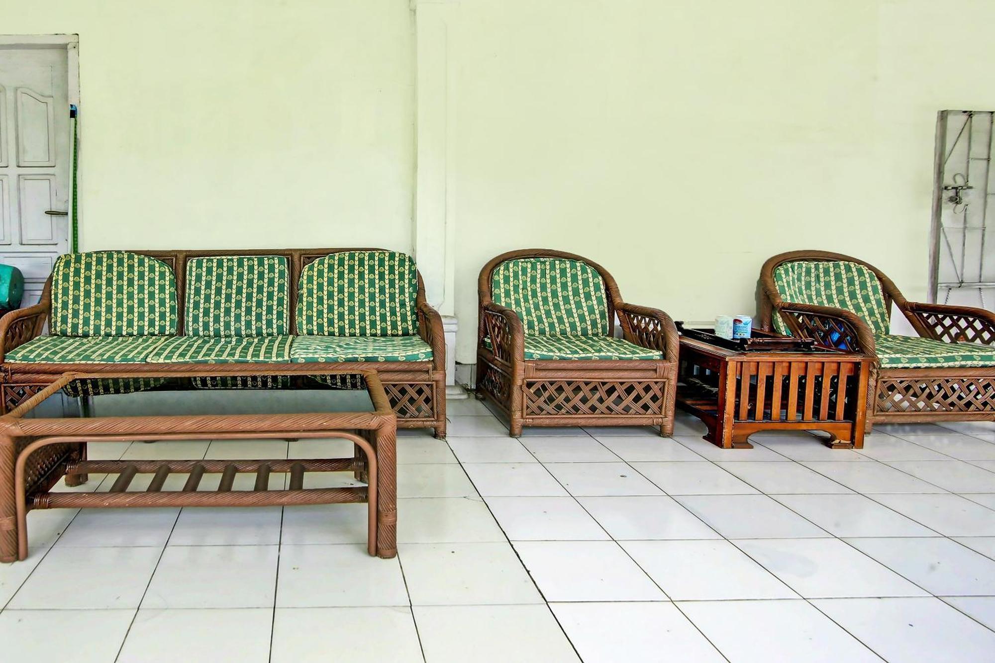 Oyo Life 91127 Wisma Sukajadi Syariah Perabumulih Exteriör bild