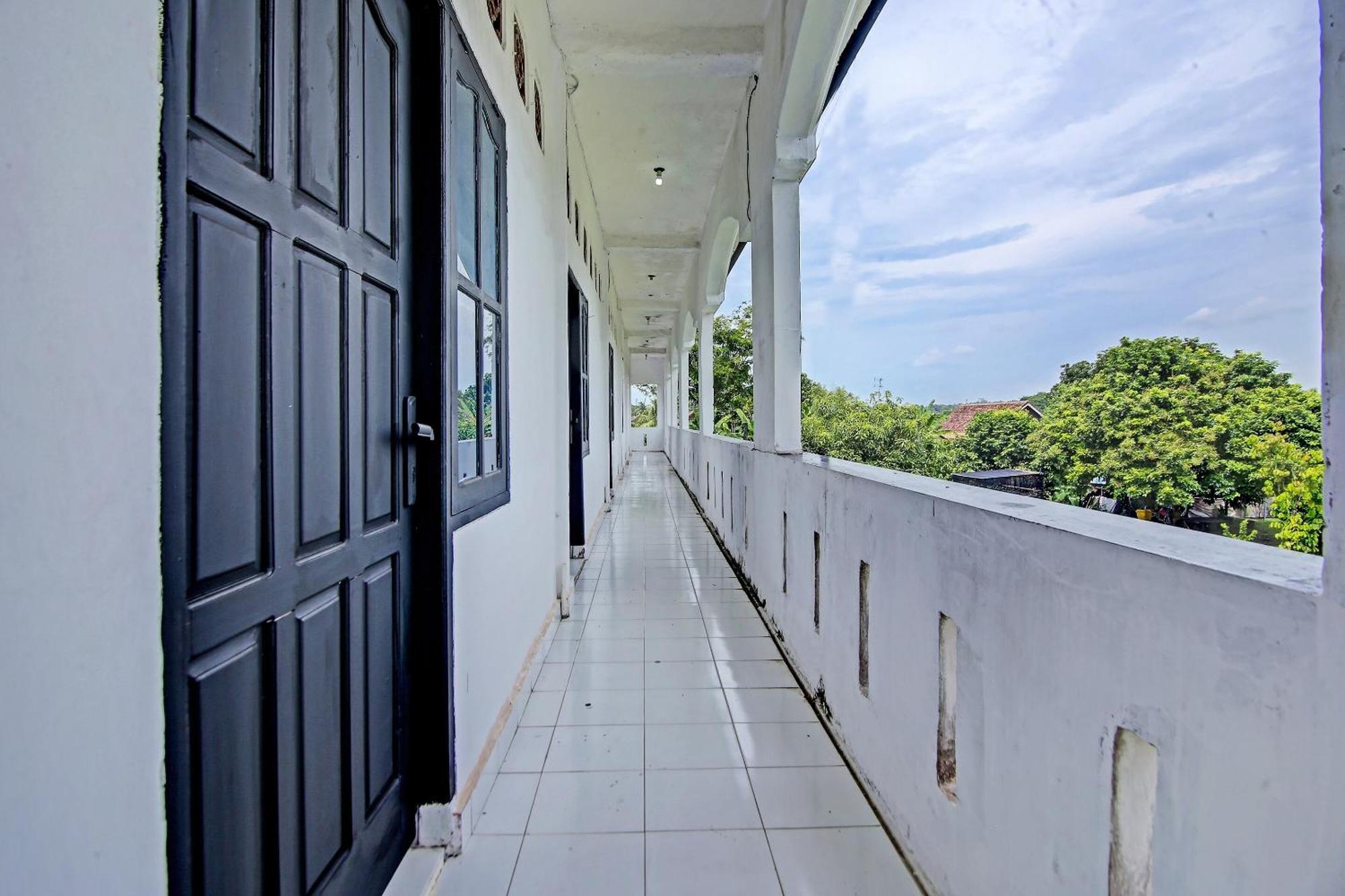 Oyo Life 91127 Wisma Sukajadi Syariah Perabumulih Exteriör bild