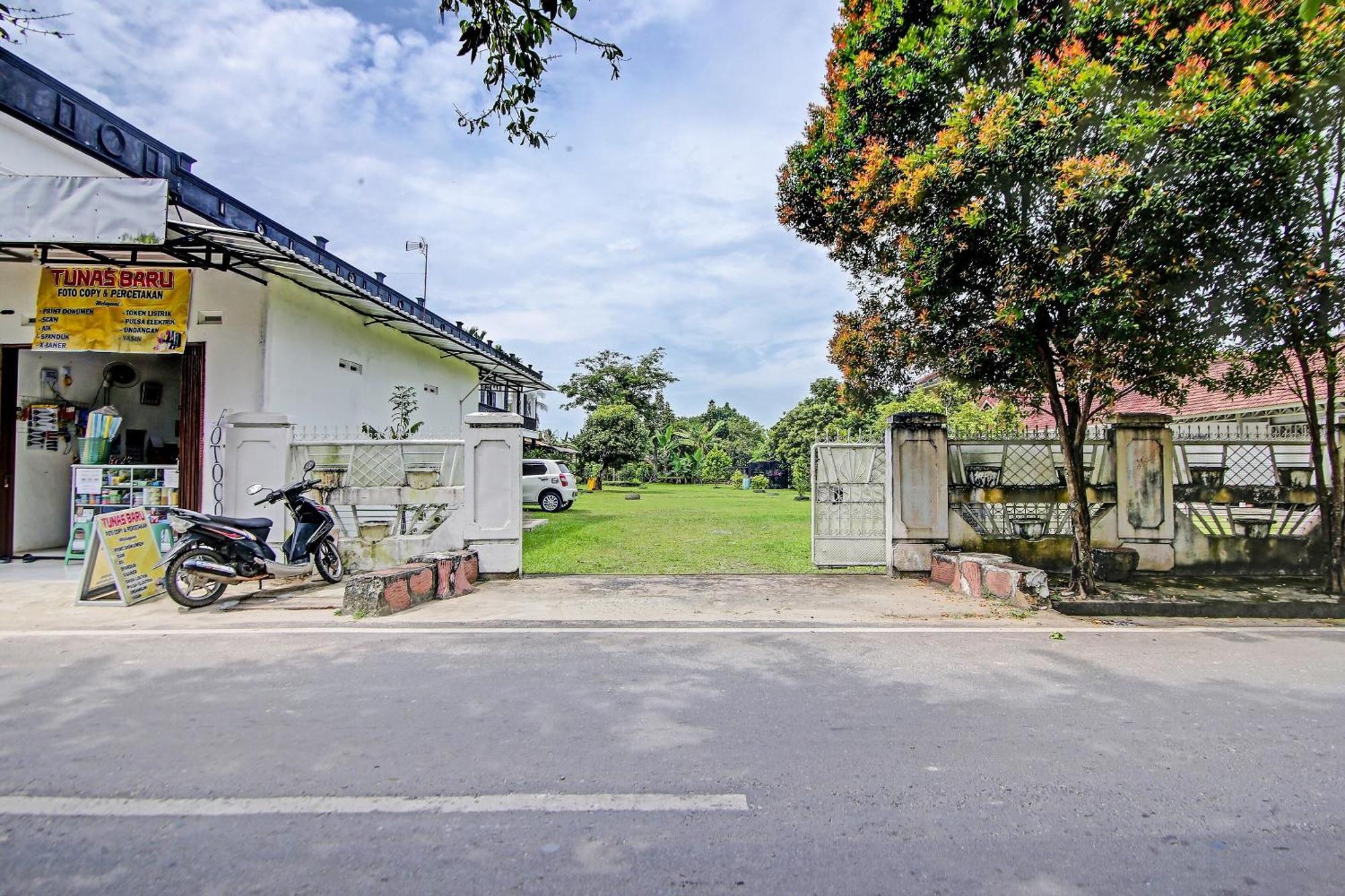 Oyo Life 91127 Wisma Sukajadi Syariah Perabumulih Exteriör bild