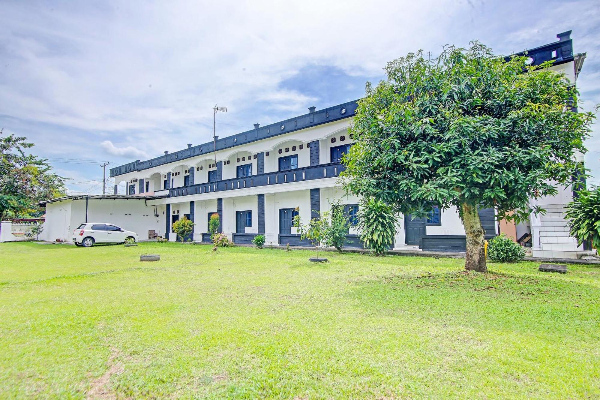 Oyo Life 91127 Wisma Sukajadi Syariah Perabumulih Exteriör bild